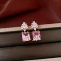 Detailansicht der Vintage-Ohrringe mit großen rosa Kristallen und floralen Akzenten. - Rosa Rechteckiger Edelstein Stil (37#) / Gold Rosa