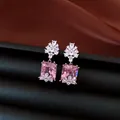 Detailansicht der rosa rechteckigen Kristall-Ohrhänger mit Silbernadel-Steckern - Gestufter Rechteckiger Kristall Stil (38#) / Silber-Rosa