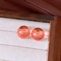 Detailansicht der rosafarbenen, durchscheinenden Kugelstecker im Vintage-Stil in Schmuckschatulle. - Kugelförmiger Stil (42#) / Sonnenstein