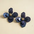 Dettaglio ravvicinato di orecchini vintage in acrilico blu navy marmorizzato con strass - ago in argento - blu