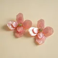 Vista dettagliata di orecchini vintage a fiore in acrilico rosa con strass centrali - Ago d'argento - rosa