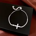 Détail d'un bracelet bolo argenté orné d'un pendentif en croix de zircon étincelant. - Croix / Argent/Blanc