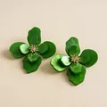 Dettaglio ravvicinato di orecchini a fiore in acrilico marmorizzato verde con cristallo. - Perno per orecchini in argento-Verde