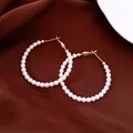 Elegante Vintage-Creolen mit weißen Perlen und goldfarbenen Metallverschlüssen. - Perlenreifen-Stil (46#) / Gold-Weiß