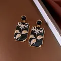 Vintage rechteckige Ohrringe aus schwarzer Emaille mit feinem Blumenmuster aus Strass - Floraler Rechteckiger Stil (47#) / Gold-Schwarz
