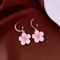Elegante Silbernadel-Ohrhänger mit schönen rosa und weiß verlaufenden Blumenanhängern - Kirschblütenform-Stil (49#) / Silber-Rosa