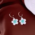 Elegante vintage Silber Ohrringe mit Blumenmuster und blau-weißer Emaille für Damen - Farbverlauf Blau Weiß Floral Stil (50#) / Silber-Blau