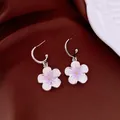 Vintage-Ohrringe mit Silbernadel und blassvioletten Emaille-Blütenanhängern. - Farbverlauf Lila Floral Stil (51#) / Silber-Lila