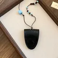 Detail eines schwarzen Brillenhalters aus Leder mit blauen und hölzernen Perlen - 2# Schwarz-Blau