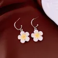 Elegante weiße Emaille Blumen Ohrhänger mit silbernen Haken auf burgunderrotem Seidenstoff - Fünfblättriger Blumenstil (52#) / Silber-Weiß-Gelb