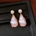Vintage-Ohrringe mit großen Barockperlen in rosa Emaille und goldfarbenem Rahmen - Barock Unregelmäßiger Kunstperlenstil (55#) / Gold-Weiß-Rosa