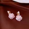 Elegante rosafarbene Vintage-Ohrringe in Rosenform mit goldfarbenem Finish und Blättern - Rosa Rosenform (56#) / Gold-Weiß-Rosa