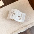 Detailansicht einer weißen Acryl-Armspange mit hohlem Blumenmuster und Marmor-Textur. - Acryl Hohl Blume Offener Armreif (HB6681) / Weiß