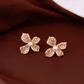 Exquisite goldfarbene Blumen-Ohrstecker mit funkelnden Strasssteinen und Perle - Vierblättriger Strass Kunstperlenstil (59#) / Gold-Weiß