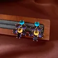 Vintage Blumen-Ohrstecker mit bunten blauen, violetten und gelben Strasssteinen. - Color Block Blumenstil (64#) / Gold Blau Violett