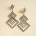 Detailansicht der geometrischen Hängeohrringe mit besetzten Strass-Rautenmustern - Silber (Silberstift)
