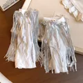 Dettaglio di manicotti in pizzo bianco con eleganti nappe di paillettes argento luccicanti - Un Paio / Bianco