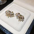 Vue détaillée des boucles d'oreilles multicouches en forme de C avec zircons brillants - Argent