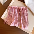 Vista dettagliata degli scaldamuscoli rosa con frange di paillettes e dettagli scintillanti - Un Paio / Rosa