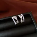 Elegante silberne Schmetterlings-Creolen mit Perlen und funkelnden Straßsteinen besetzt - Schmetterlings-Perlen-Stil (72#) / Silber