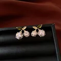 Vintage Kirsch-Ohrstecker mit funkelnden Kristallen und grünen Zirkonblättern - Kirschform-Stil (74#) / Gold Grün