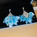 Detail van bohemian oorbellen met blauwe acryl bloembladen en schitterende strass. - Ruit Bloemblad Kwastje Stijl / Zilveren oorknopje-Blauw