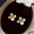 Französische Vintage-Ohrstecker aus Gold mit Blumenmuster und weißen Perlen für Damen - Französische Blumenstecker / Gold