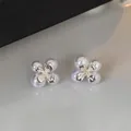 Elegante französische Vintage-Ohrstecker mit vier weißen Perlen und silberner Blütenmitte - Französische Blumenstecker / Silber