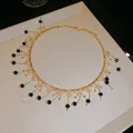 Gargantilla dorada elegante con colgantes de cristal negro y diseño de encaje retro - Oro Con Diamante De Imitación Negro