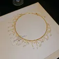 Vue détaillée du collier en dentelle dorée et cristal avec pendentifs scintillants. - Or Avec Strass Blanc