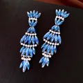Detailansicht blauer Kristall-Ohrringe mit funkelnden Strasssteinen und silbernen Nadeln - Silber-Blau