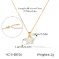 Detail van gouden roestvrijstalen ketting met witte emaille ijsbeertje en maatspecificaties - Ijsbeer Stijl (HC-N40956) / Goud