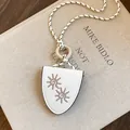 Vue détaillée du collier avec clip pour lunettes de soleil en cuir brodé tournesol - Blanc