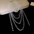 Gedetailleerde weergave van een elegante meerlaagse parelketting met luxe glans - Meerlagige Parel Kwastje Halsketting / Witte Parel / Zilver