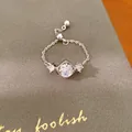 Detailweergave van een verstelbare kettingring met een fonkelende ruitvormige zirkonia - Wit / Zilver
