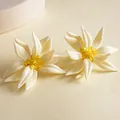 Detailansicht der übergroßen cremefarbenen Resin-Blumenohrringe mit gelben Kristallen - Silbernadel-Weiß