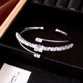 Gros plan d'un bracelet jonc multicouche en argent avec des zircons carrés brillants - Argent