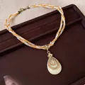 Vue détaillée d'un collier tressé bohème avec un pendentif en cristal en forme de goutte - Pendentif Forme de Poire / Jaune