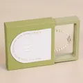Grüne PE-Folie Schwebegestell-Box für Perlenarmbänder mit goldgeprägtem Rosenetikett-Design - Eukalyptusgrün geprägter Stil / 7*7*2cm