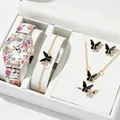 Detailansicht der floralen Quarzuhr mit passendem schwarzen Schmetterlingsschmuck-Set in Box - Uhr + Schmetterling Schmuck 5-Teiliges Set / Farbiges Rosenmuster