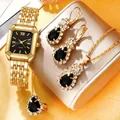Gros plan d'un ensemble montre et bijoux de luxe dorés pour femme avec pierres précieuses noires - Parure de bijoux dorée avec pierres noires carrées