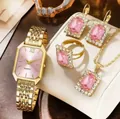 Elegantes goldfarbenes Damen-Uhrenset mit rosa Zifferblatt, Halskette und Schmuck. - Goldfarbenes Schmuckset mit rosa rechteckigen Edelsteinen
