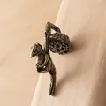 Vintage handgefertigte schlafende Froschskulptur aus Messing auf Lotusast-Ornament - Sitzender Freizeit-Frosch