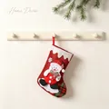 Weihnachtsstrumpf aus Jute mit 3D-Schneemann, der an einem weißen Wandhaken hängt - Schneemann Dekoration Strumpf