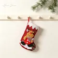 Detailansicht eines roten Weihnachtsstrumpfs aus Leinen mit 3D-Rentierpuppe - Rentier Dekoration Strumpf