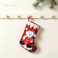 Detail einer roten Weihnachtssocke aus Sackleinen mit einem 3D-Plüschbären mit Karomütze. - Bär Dekoration Strumpf