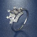Bague élégante en forme de couronne argentée ornée de zircons 5A sur un fond bleu brillant - Taille 5 / Style Couronne Individuel / Ton Or Blanc