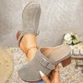 Mule grigie con tacco largo in finta pelle scamosciata con fibbia e cuciture bianche a vista - Kaki