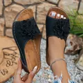 Sandales compensées noires élégantes avec grande décoration de fleur et bout ouvert - 36 / Noir