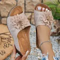 Sandales à talons compensés beiges pour femmes avec fleur décorative et découpes - 36 / Kaki